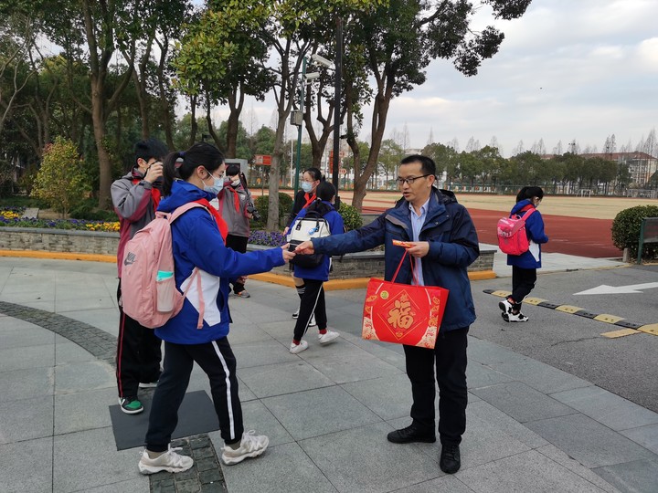 震川中学喜迎传统红奋进开局年春季开学典礼